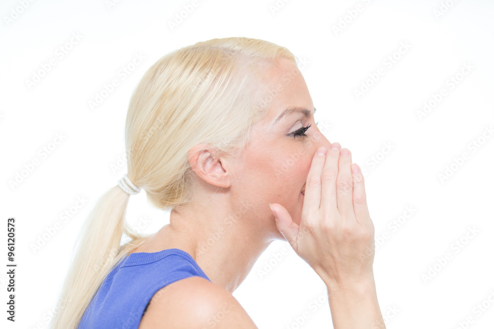 Blonde Frau vor weißem Hintergrund Blonde Frau vor weißem Hintergrund