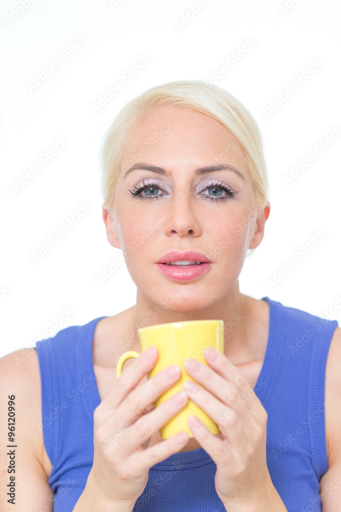 Blonde Frau vor weißem Hintergrund Blonde Frau vor weißem Hintergrund