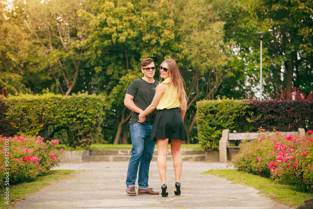 Obraz premium Walking couple in park