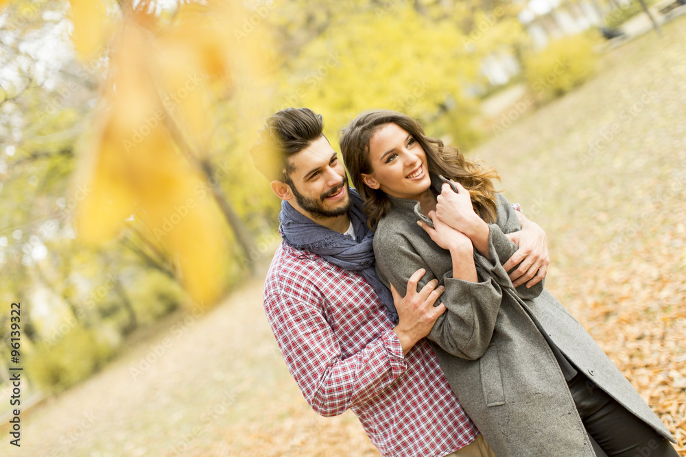Fototapeta premium Young couple in the autumn park