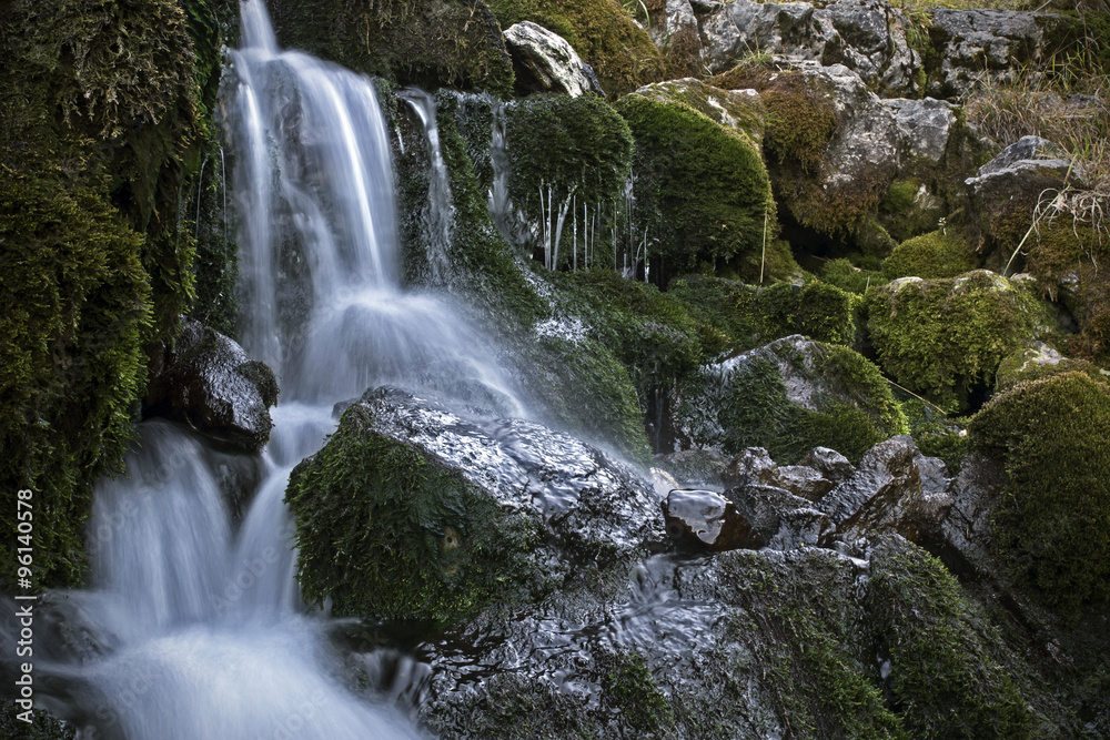 Falling mountain stream, kleiner Wasserfall