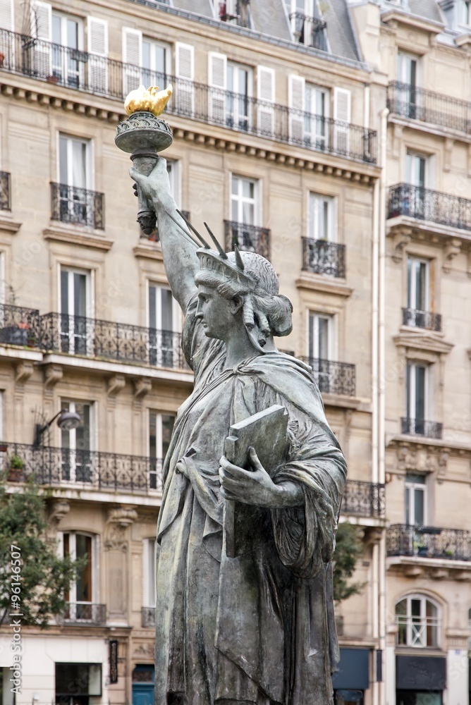 réplique de la statue de la liberté à paris  (France)
