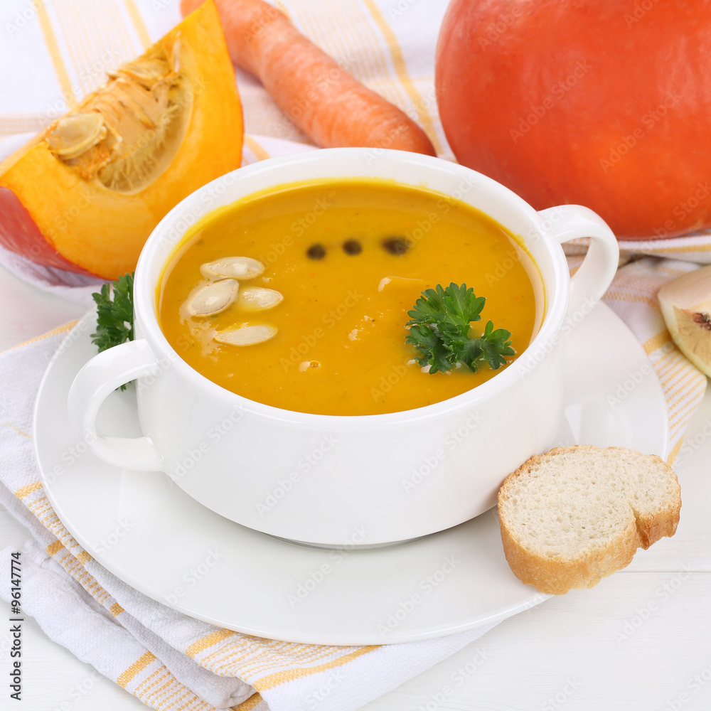 Kürbissuppe Kürbis Suppe in Suppentasse gesunde Ernährung