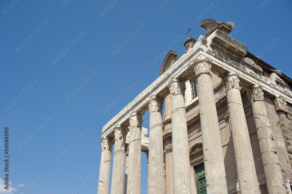 Templo Antonino y Faustina, Roma, Italia