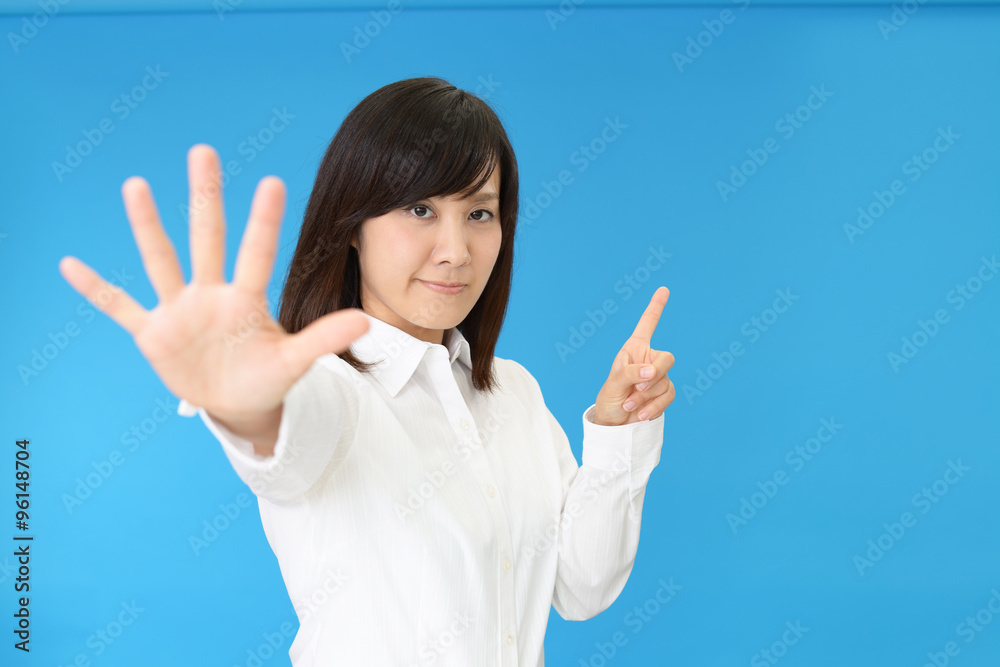 ストップのジェスチャーをする女性 ストップのジェスチャーをする女性