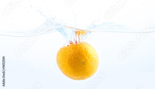 Fototapeta Naklejka Na Ścianę i Meble -  Orange fällt ins Wasser