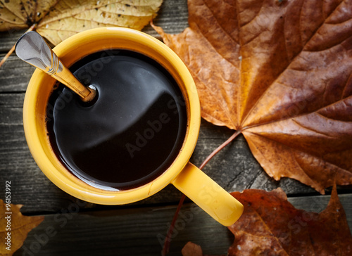 Obraz na płótnie Coffee and autumn leaves w salonie