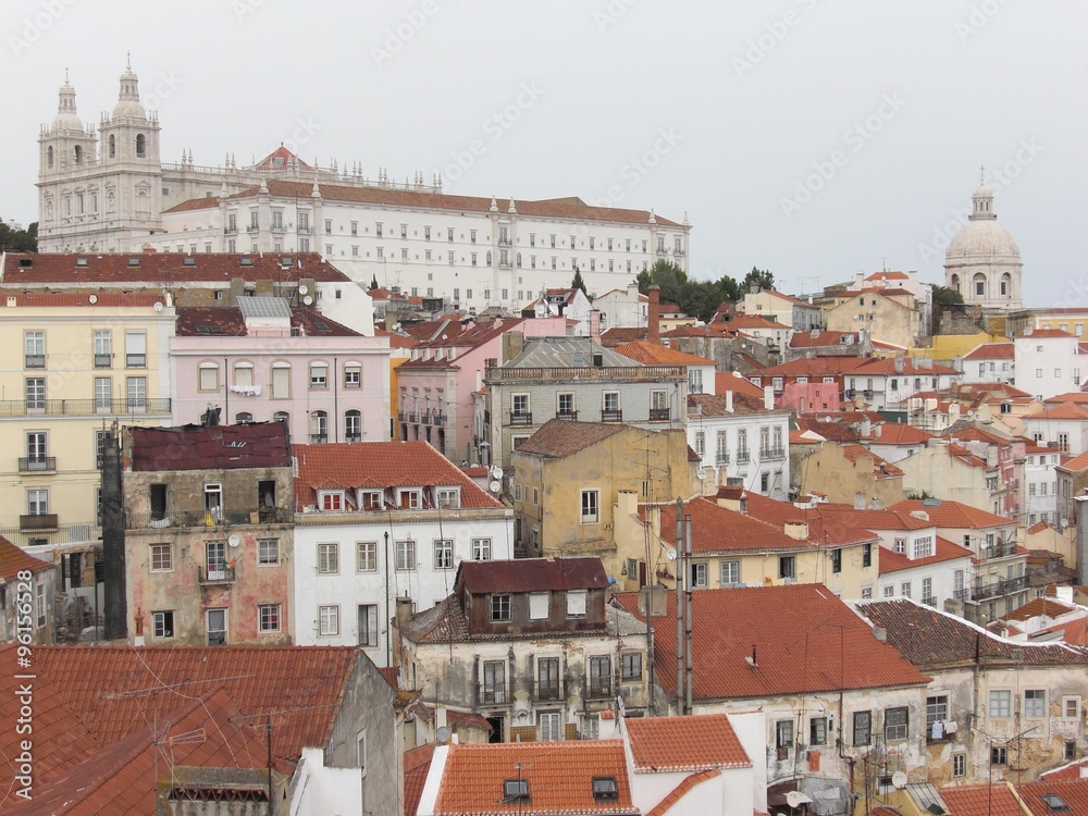 Lissabon, Blick über die Alfama zur Kirche Sao Vicente de Fora und zum Panteao National
