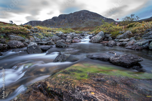 Fototapeta kuchenna wilder Bach in Lappland im Herbst