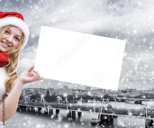 Mädchen mit Weihnachtsmütze vor London