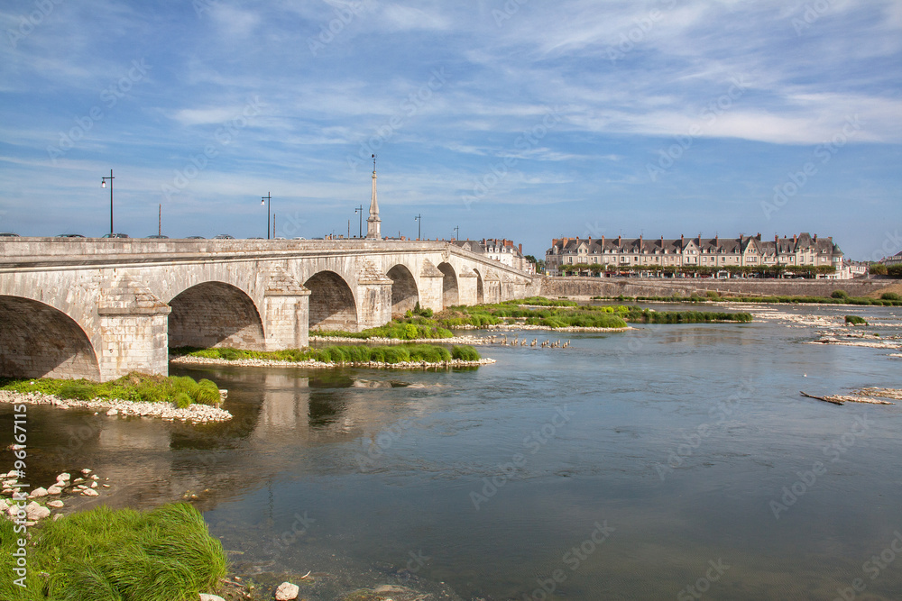 Obraz premium Le pont de Blois sur la Loire, Loir et Cher, Pays de Loire, France