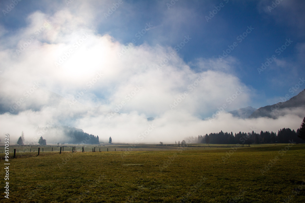 Landschaft mit Nebel in den Alpen, Morgengrauen
