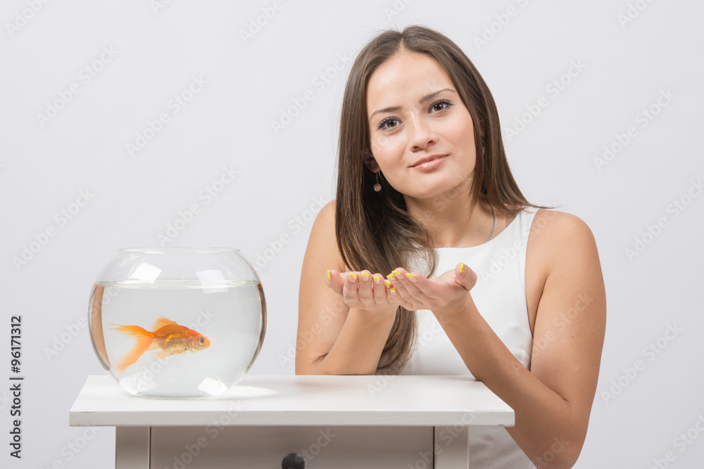 She asks to fulfill the desire to have a goldfish in an aquarium She asks to fulfill the desire to have a goldfish in an aquarium