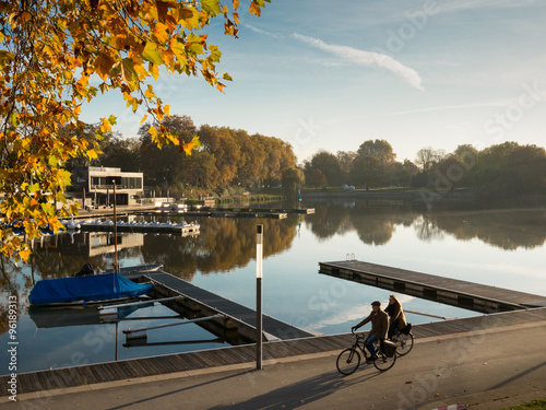 Fahrradfahren am See photo