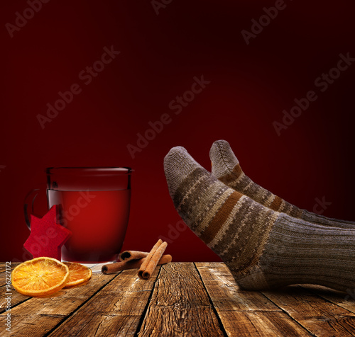 Füße auf dem Tisch mit Wollsocken
