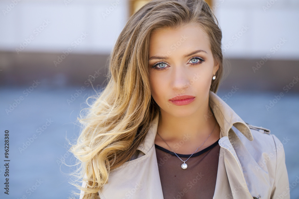Fototapeta premium Młoda piękna blondynka