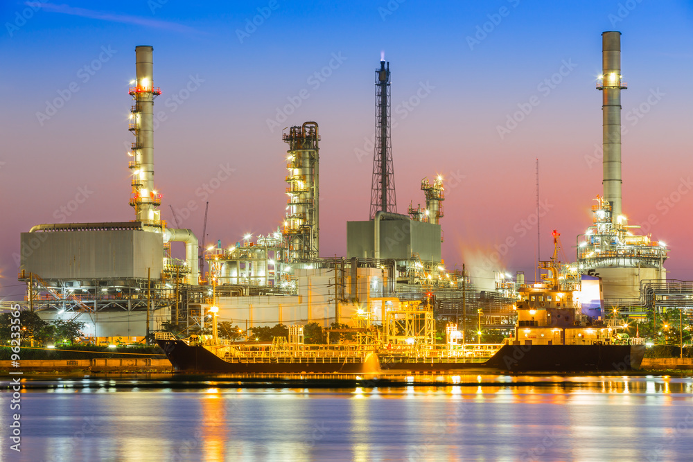 Fototapeta premium Oil refinery at sunrise