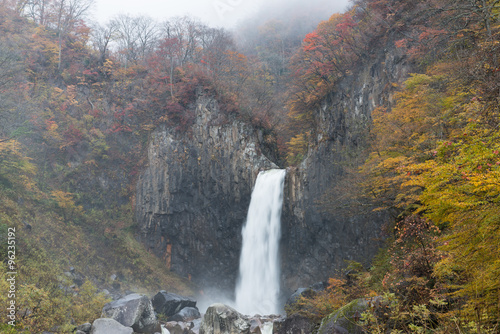 秋雨の苗名滝