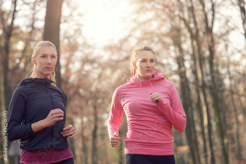 Zwei Frauen joggen gemeinsam