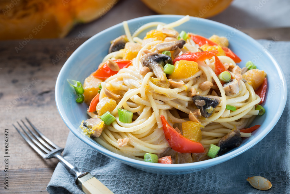 Kürbis-Paprika-Pilz-Gemüse mit Makkaroni