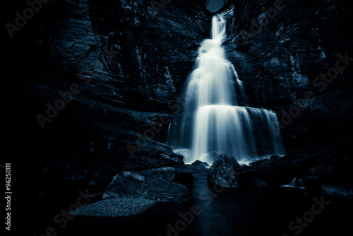 wodospad w nocy