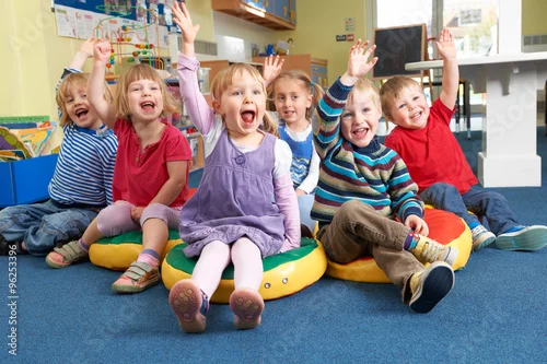 Obraz Grupa dzieci w wieku przedszkolnym odpowiadając na pytanie w klasie