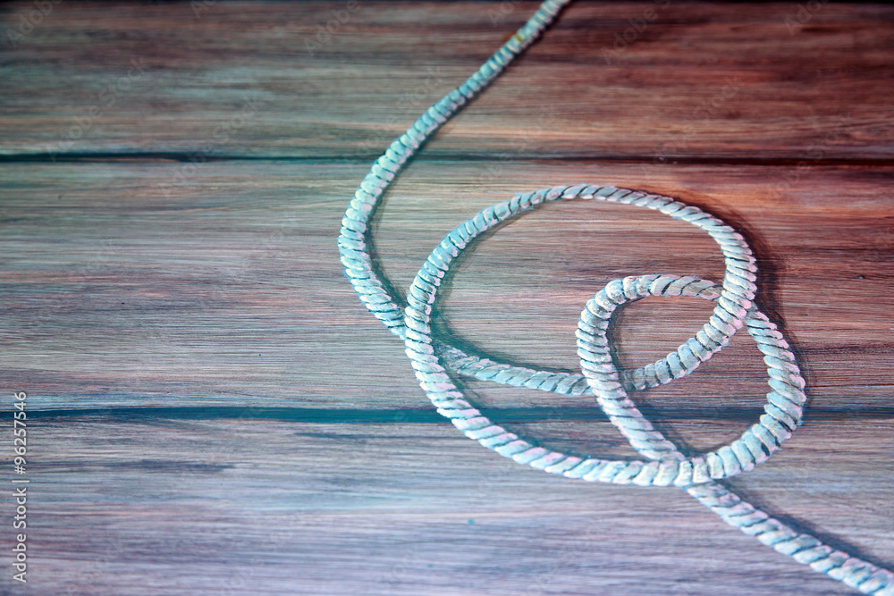 Obraz premium Pirate rope on a wooden table