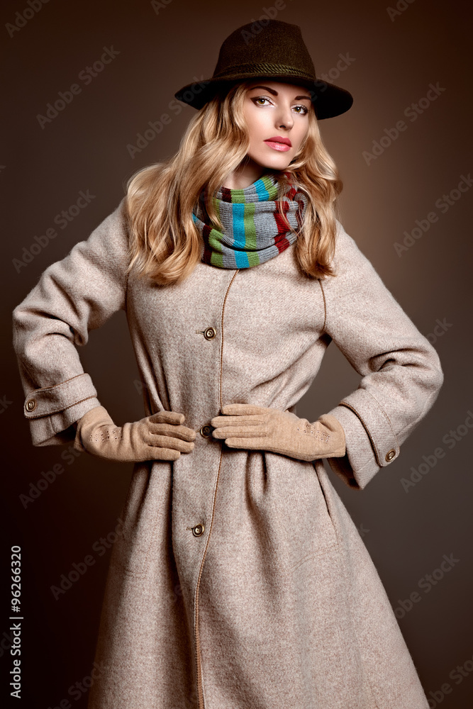 Fototapeta premium Fashion beauty woman in stylish coat hat, autumn