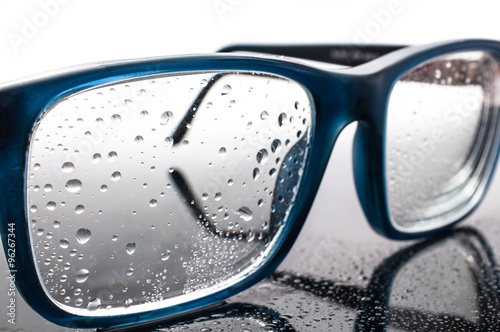 Brille mit Wassertropfen