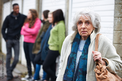 Foto Senior Woman Feeling Intimidated By Group Of Young People