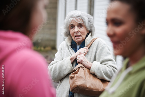 Foto Senior Woman Feeling Intimidated By Teenage Girls