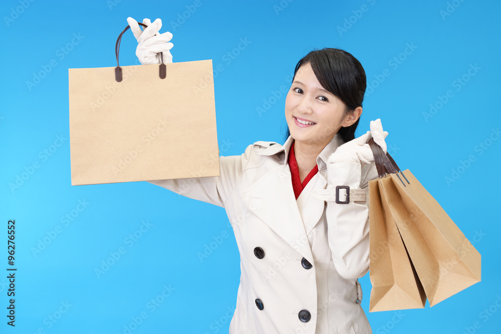 ショッピングを楽しむ女性