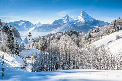 Idylliczny zimowy krajobraz z kaplicą w Alpach, Berchtesgadener Land, Bawaria, Niemcy