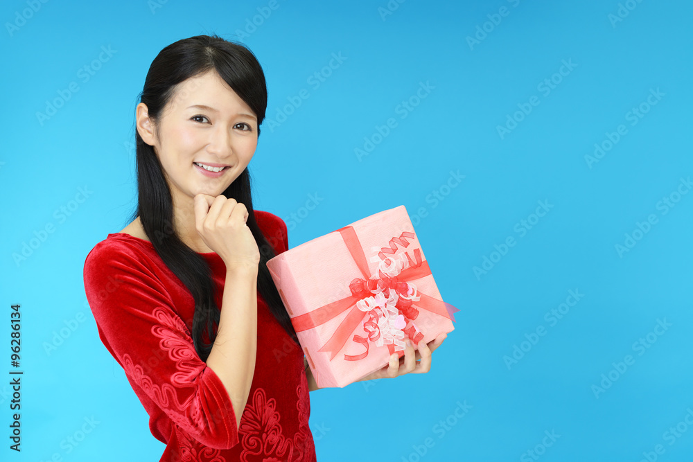 プレゼントを持つ笑顔の女性 プレゼントを持つ笑顔の女性