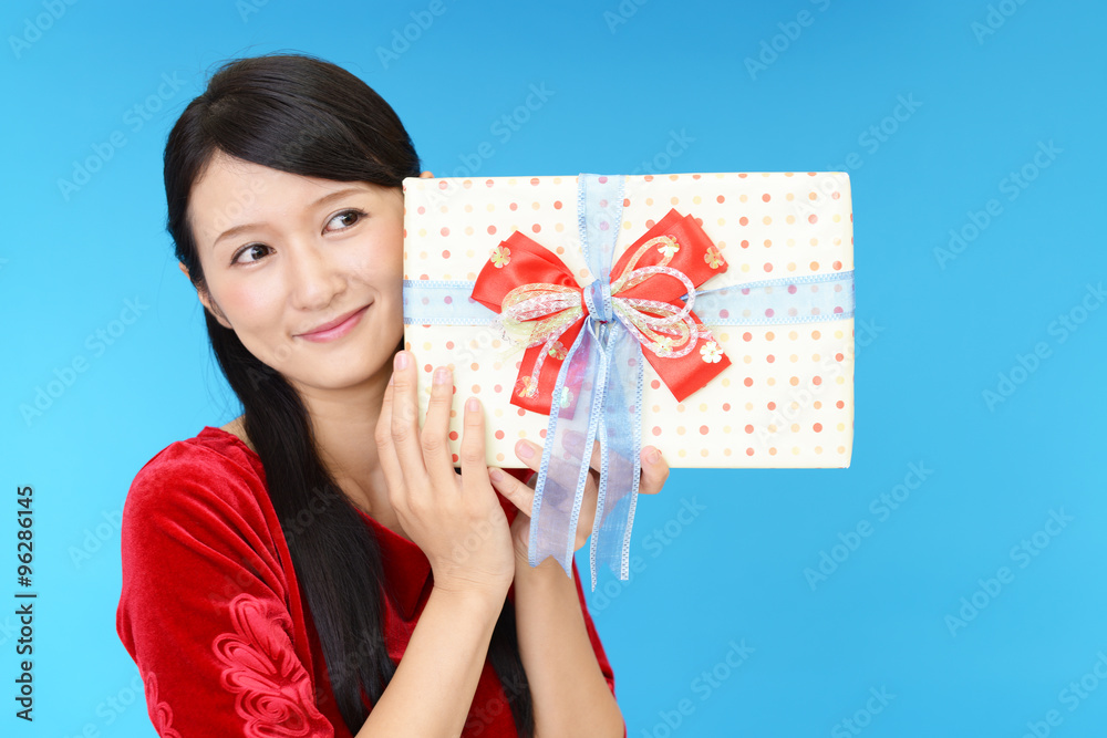 プレゼントを持つ笑顔の女性 プレゼントを持つ笑顔の女性