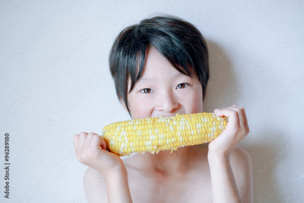 とうもろこしを食べる子供 とうもろこしを食べる子供