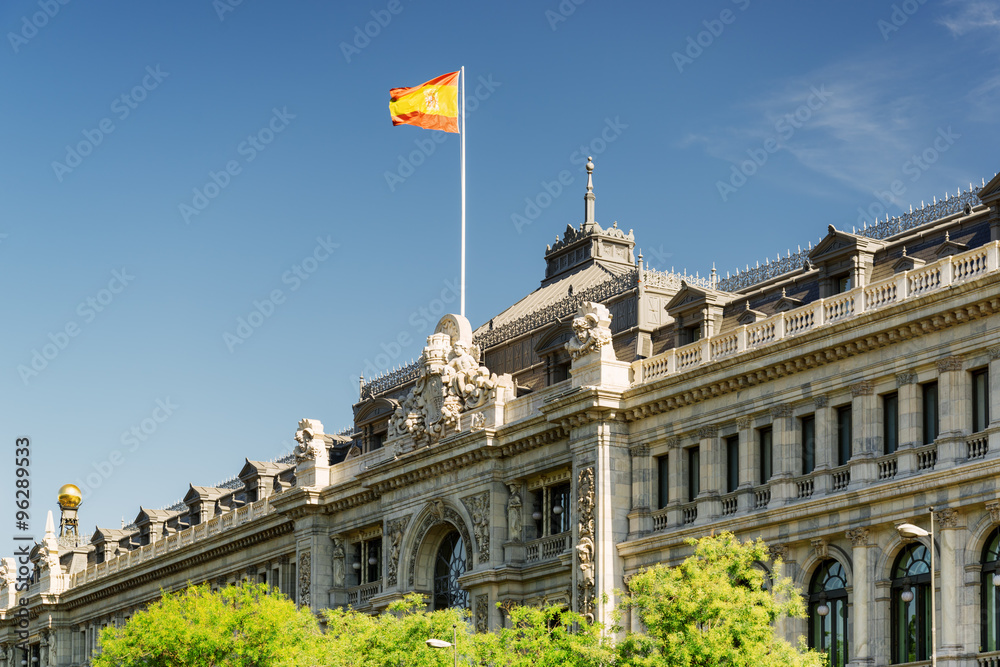Naklejka premium Flag of Spain fluttering on building of Bank of Spain in Madrid