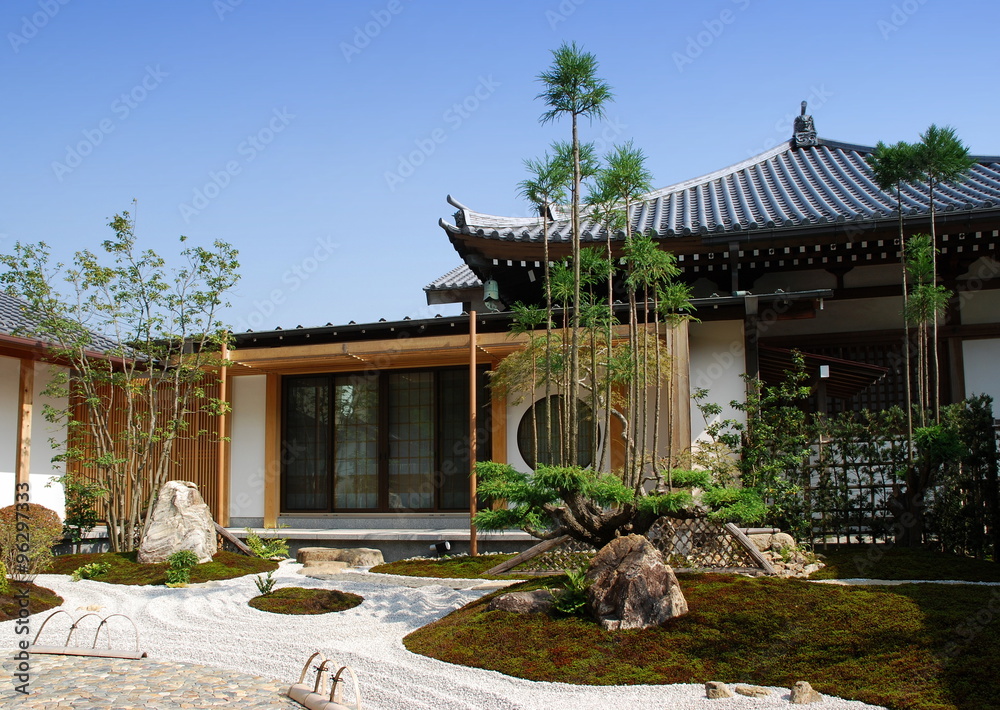Fototapeta premium tradycyjny japoński dom z ogrodem
