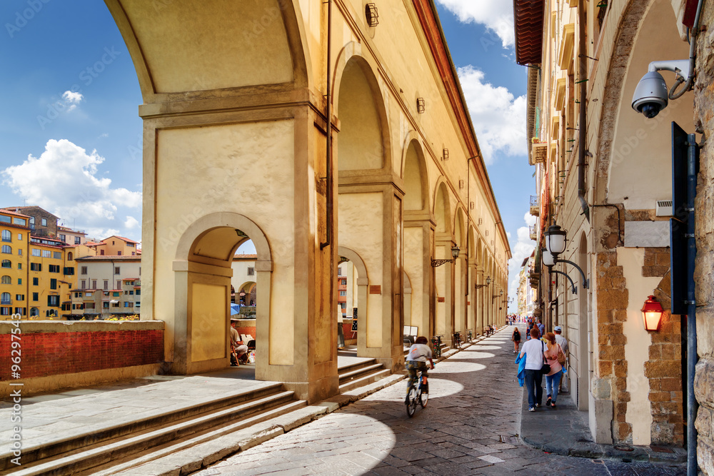 Fototapeta premium Łuki korytarza Vasari we Florencji, Toskania, Włochy