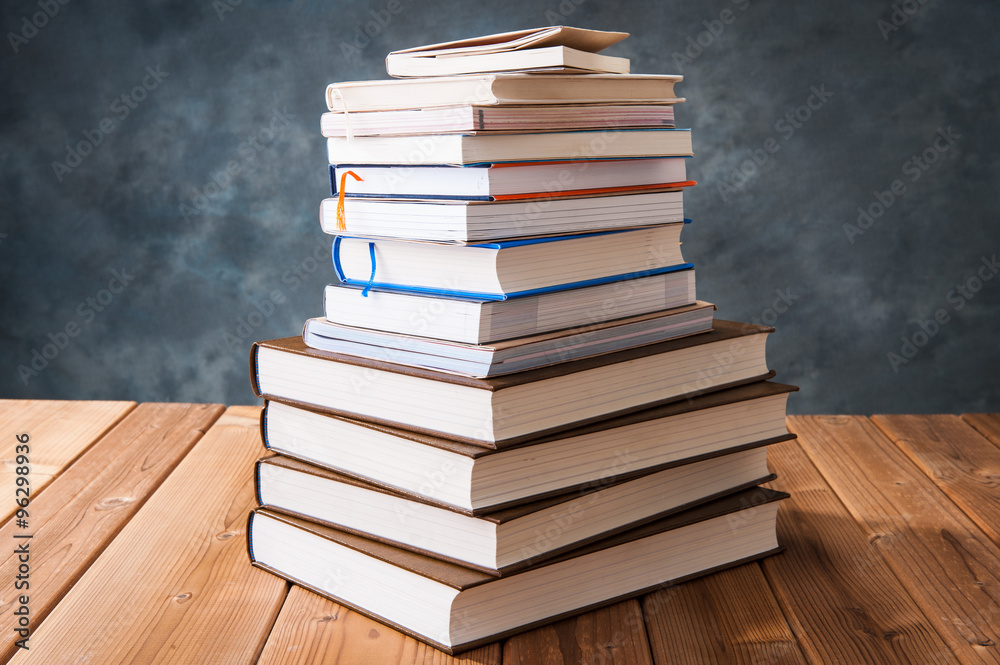 Obraz premium 読書 たくさんの本が積み重なっている様子