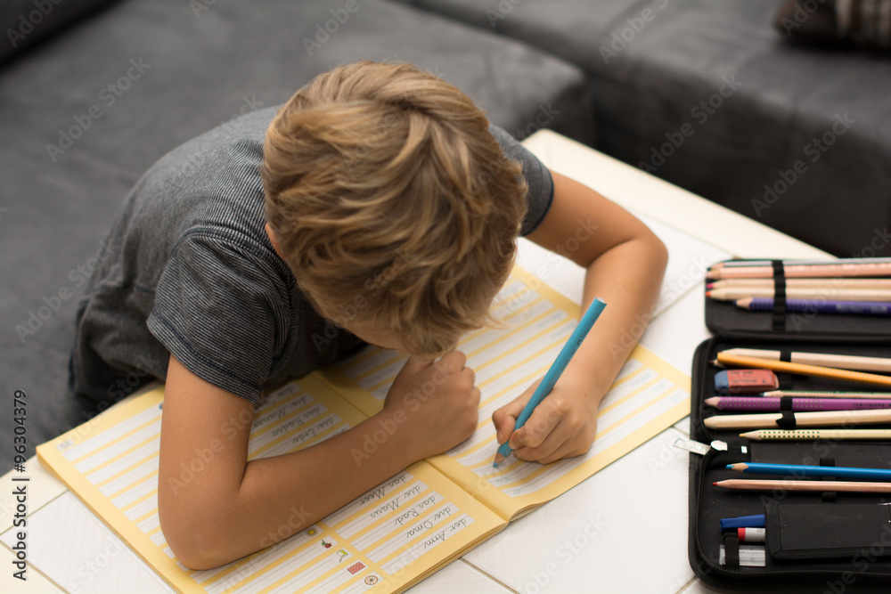 Wie Viele Schulaufgaben Darf Man In Einer Woche Schreiben Kind bei den Schulaufgaben Stock-Foto | Adobe Stock