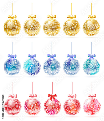 Palline albero di natale su sfondo bianco
