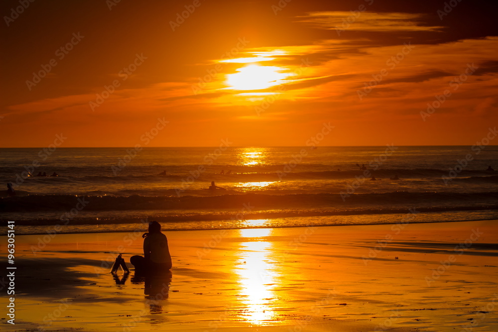Silhueta do surfista no por do sol vermelho. Praia de Carcavelos em Cascais Portugal