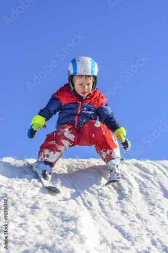 Mutiger kleiner Kerl auf Skiern