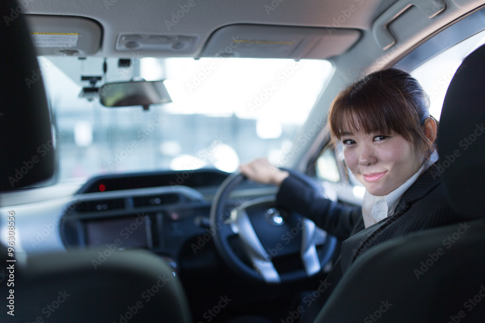 運転する女性 運転する女性