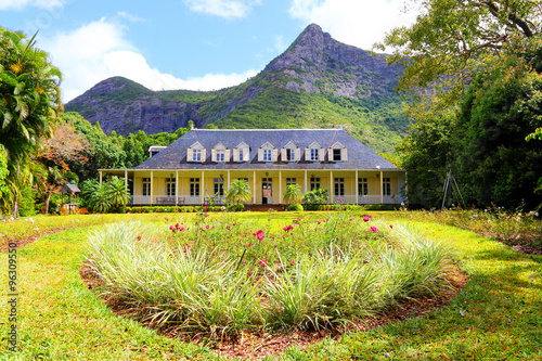 Obraz na płótnie Park near Creole house located by the river of Moka on Mauritius Island