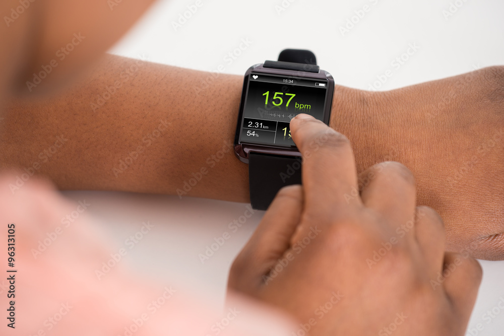 Obraz na plátně Lidská ruka na sobě Smartwatch ukazuje tep Cena