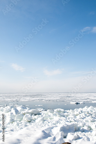 晴れた空と流氷の海