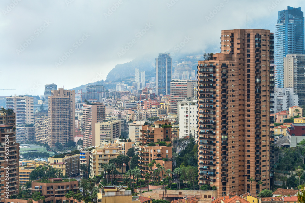Blick auf die Stadt Monaco bei Wolken verhangenem Himmel