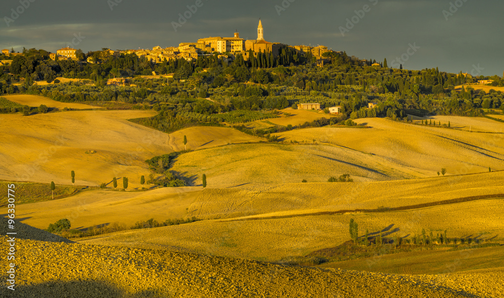 Naklejka premium Toskański krajobraz o poranku